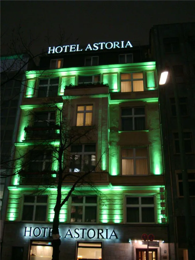 Das Astoria  in der Fasanenstraße bei Nacht
