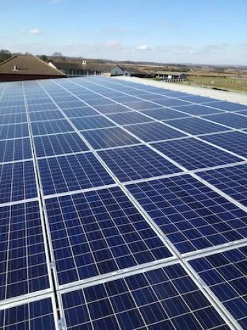 Bild: Pferderennbahn in Yorkshire mit WINAICO Solarmodulen ausgestattet