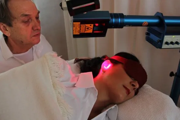 Bei Schwerhörigkeit und Tinnitus: Ohrstöpsel helfen mehr als teuere Hörgeräte Bild: Bei Schwerhörigkeit und Tinnitus: Ohrstöpsel helfen mehr als teuere Hörgeräte