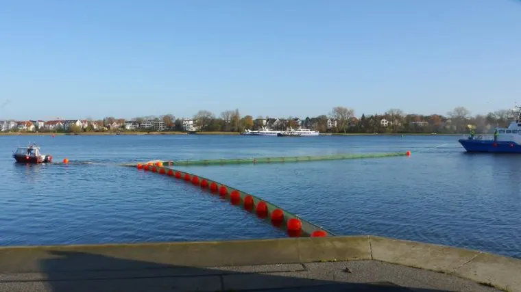 Bild: Konzept der Universität Rostock zur Ölhavarie-Bekämpfung erfolgreich auf der Warnow erprobt