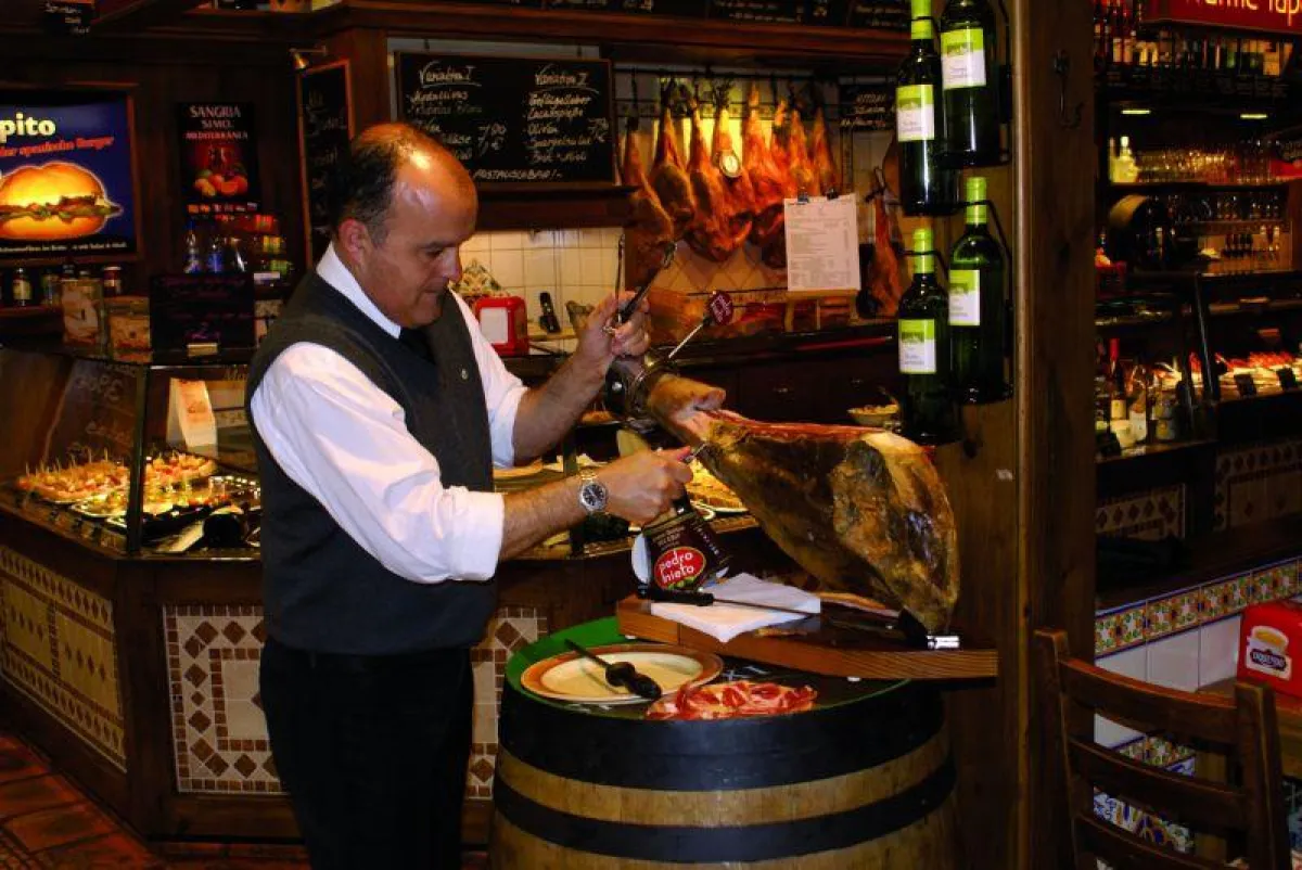 Serrano-Charity Las Tapas rápido in der Altmarkt Galerie Dresden