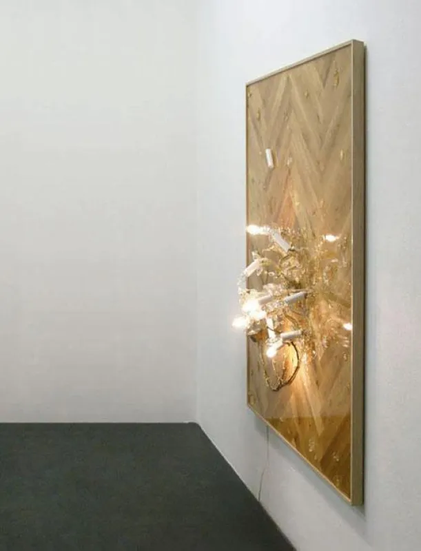 Susanne Kutter ?Herrn Orleanders großer Auftritt?, 2015, Parkettboden, Kronleuchter, Elektrokabel, E