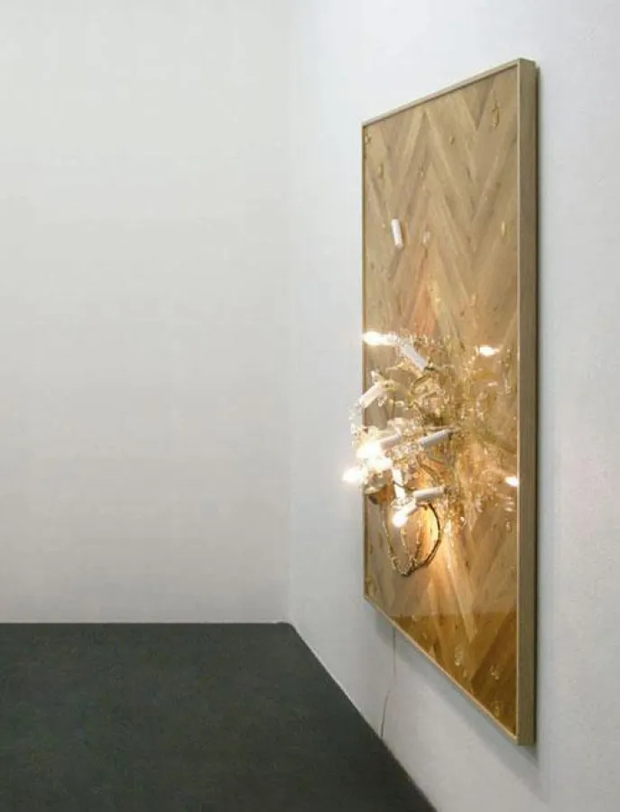 Susanne Kutter ?Herrn Orleanders großer Auftritt?, 2015, Parkettboden, Kronleuchter, Elektrokabel, E