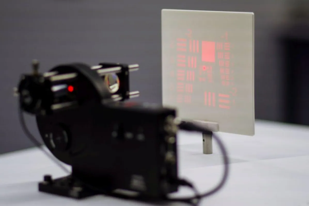Ein Laserstrahl wird durch ein 3D-gedrucktes DOE gebeugt.