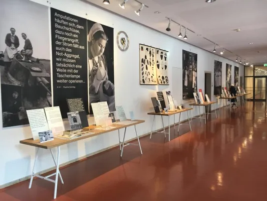 Bild: Ausstellung pflegen helfen für vier Wochen im Stuttgarter Rathaus zu Gast