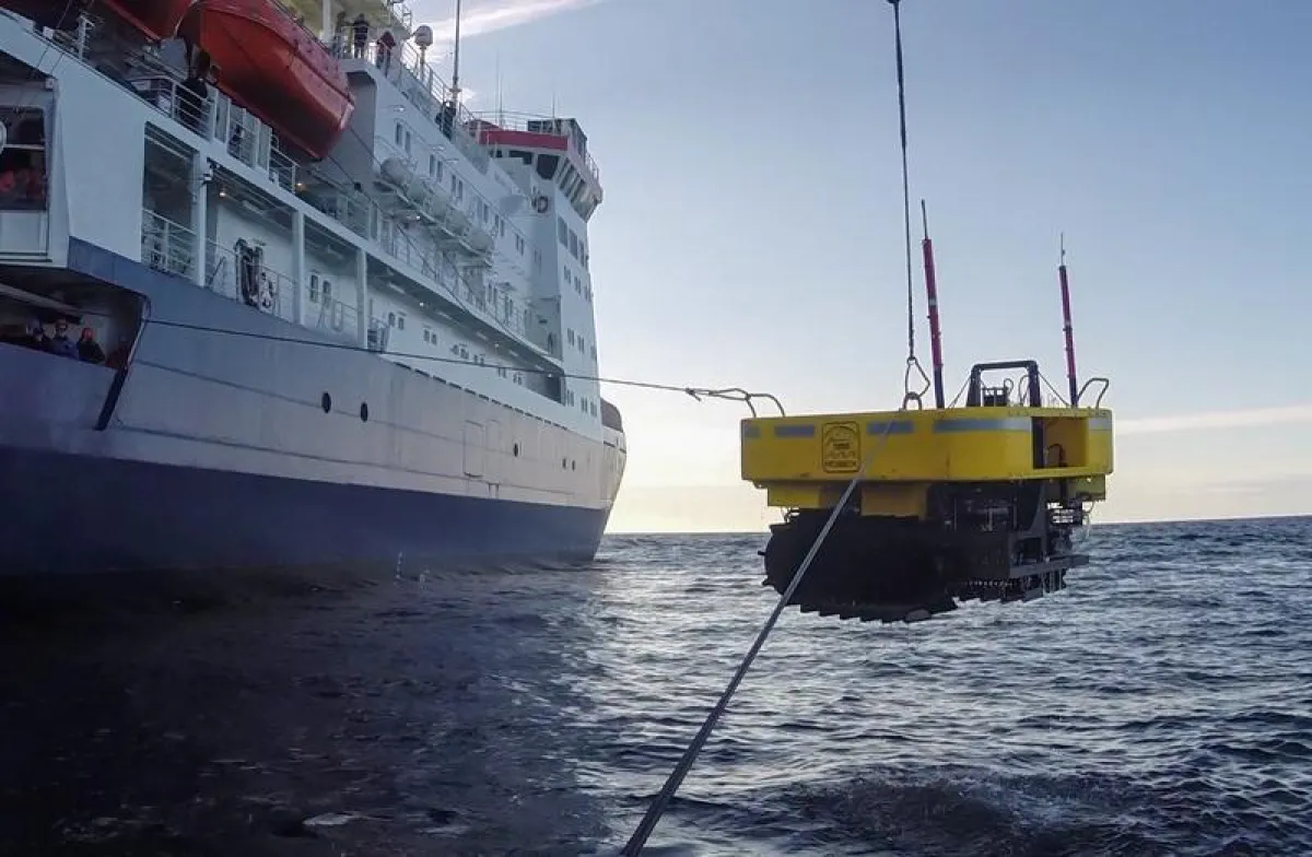 Nach über einem Jahr unter dem arktischen Eis zurück aus 2435 Metern Wassertiefe: Der AWI-Tramper, ein autonomer Unterwasserroboter. (Foto: Alfred-Wegener-Institut) (Alfred-Wegener-Institut)