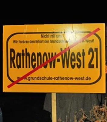 Lichtermarsch für den Erhalt der Otto-Seeger-Grundschule Rathenow-West Bild: Lichtermarsch für den Erhalt der Otto-Seeger-Grundschule Rathenow-West