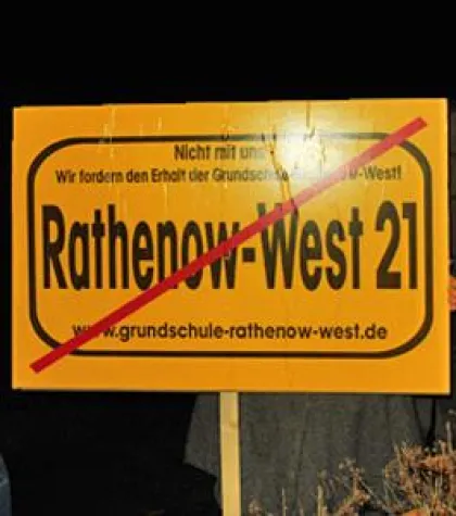 Lichtermarsch für den Erhalt der Otto-Seeger-Grundschule Rathenow-West Bild: Lichtermarsch für den Erhalt der Otto-Seeger-Grundschule Rathenow-West