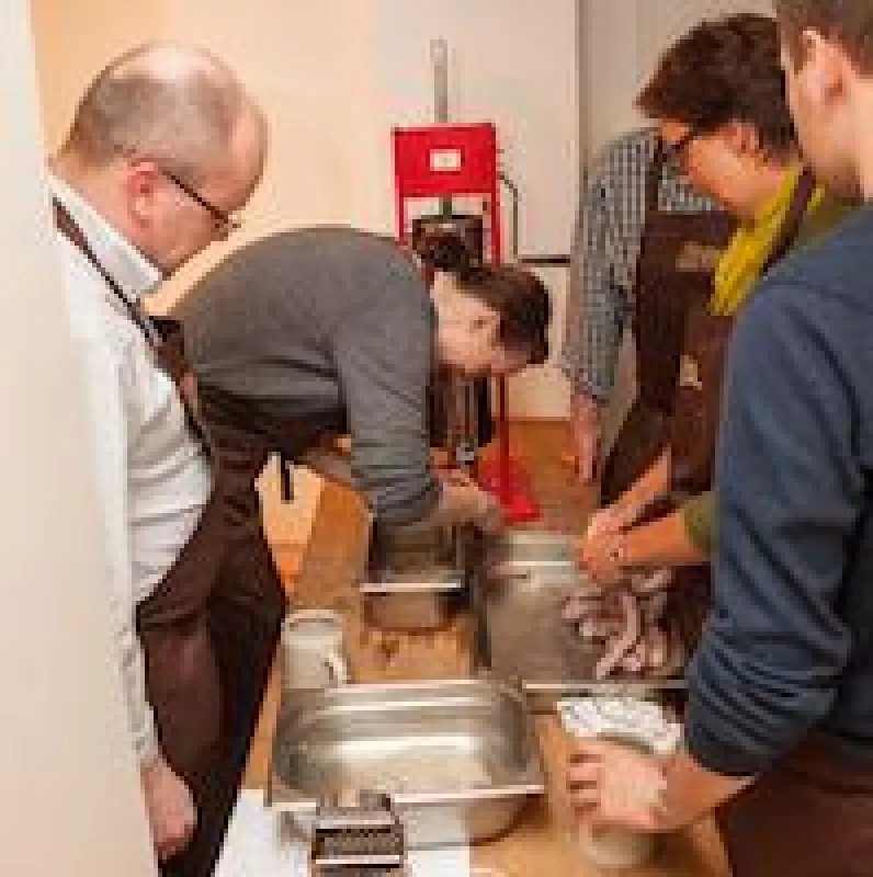 Gemeinsam leckere Bratwürste nach fränkischer Tradition selber machen
