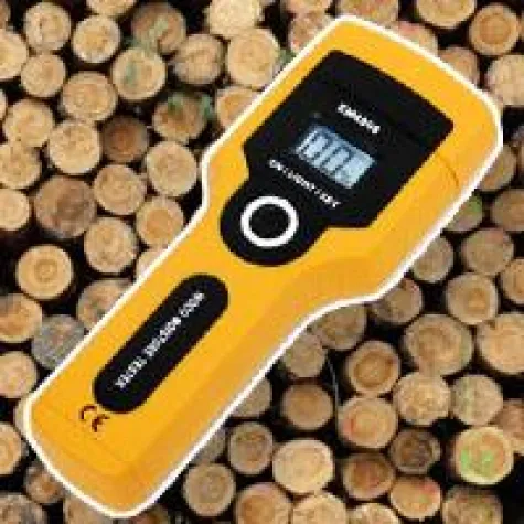 Bild: Zu feuchtes Brennholz ist pures Gift für jeden Ofen