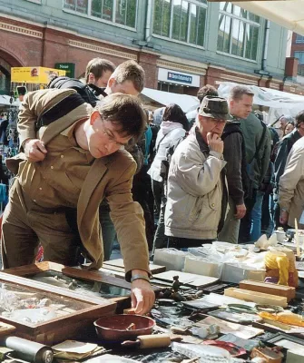 Riesenflohmarkt am Berliner Ostbahnhof Bild: Riesenflohmarkt am Berliner Ostbahnhof