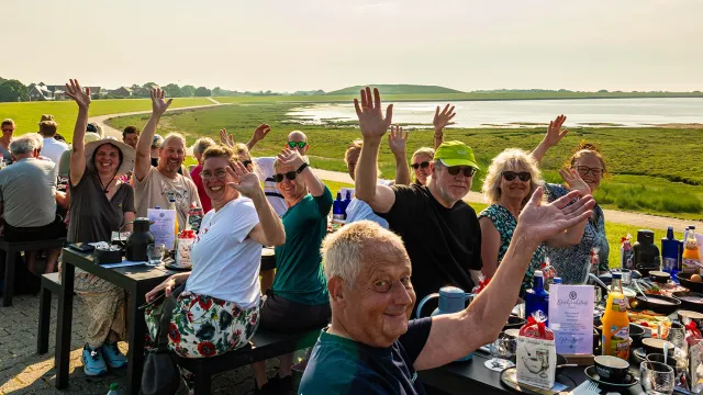 Bild: Deichfrühstück auf Norderney: Genuss, Gemeinschaft und Weltnaturerbe im Morgenlicht