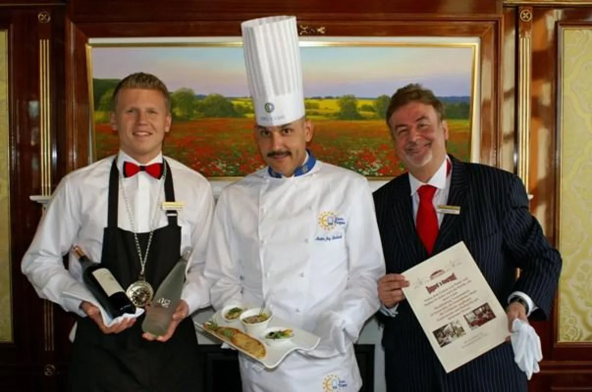 Benjamin Arnold (Wein- & Wassersommelier), Jörg Reinhardt (Maitre) und Matthias Keil (Restaurantleiter)