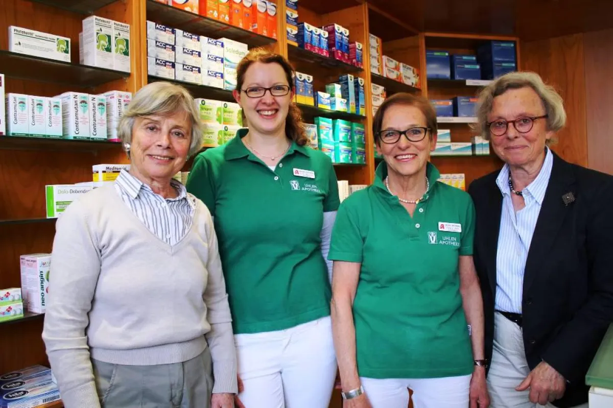 Bei der Übergabefeier waren die Uhlen Apothekengründerin seit 1971 mit dabei.