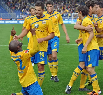 AutoVision GmbH verlängert Top-Sponsoring für Eintracht Braunschweig Bild: AutoVision GmbH verlängert Top-Sponsoring für Eintracht Braunschweig