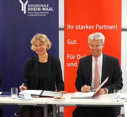 Bild: Hochschule Rhein-Waal und Sparkasse Duisburg unterzeichnen Letter of Intent