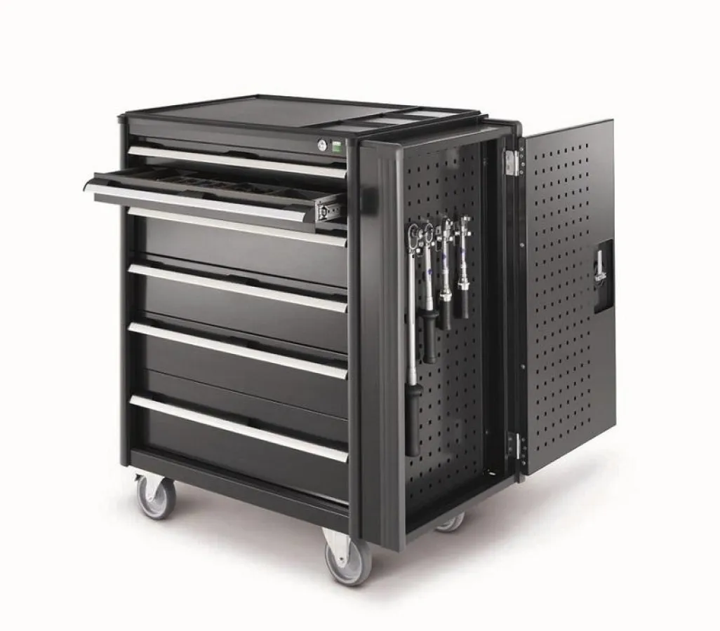 Der seitliche perfo Tresor schützt vor unbefugtem Zugriff auf wertvolles Werkzeug