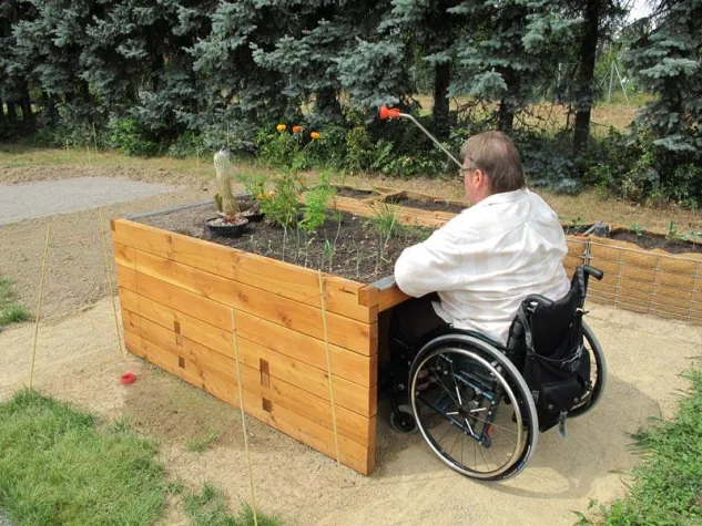 Bild: Unterfahrbares Hochbeet für Rollstuhlfahrer