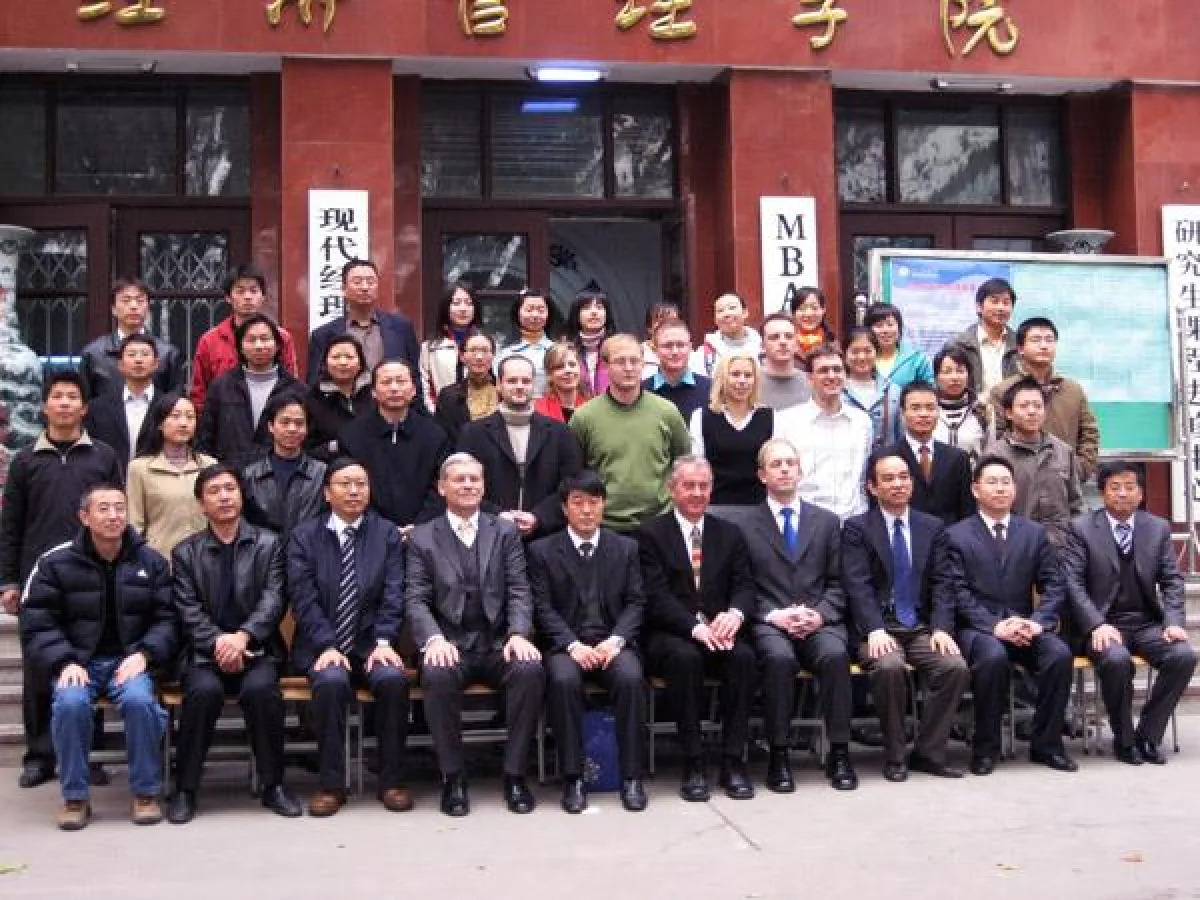 Deutsche und chinesische Experten diskutierten die Nachfolgeproblematik in China: Christoph Zabe-Brechtel (4.v.l.), Leiter d. DCMI in Suzhou, Prof. Dr. Wolfgang Krüger (5.v.r.), Dekan d. FB Wirtschaft