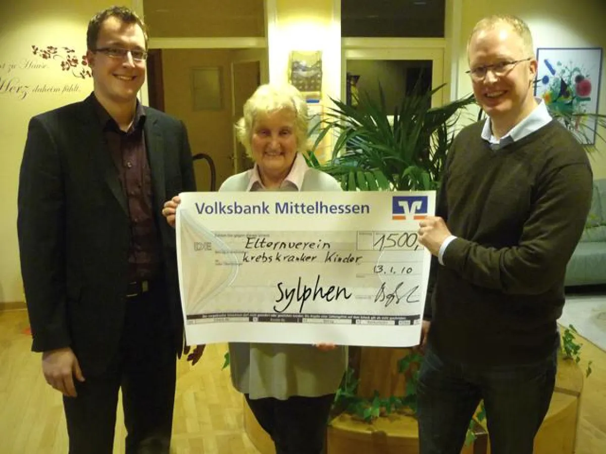 Sebastian Paul , Vertriebsmitarbeiter(links) und Ralph Boßler,Geschäftsführer( rechts) Sylphen GmbH & Co. KG; Ingeborg Müller-Neuberger (Mitte) Elternverein Leukämie und Krebskranke Kinder ev.