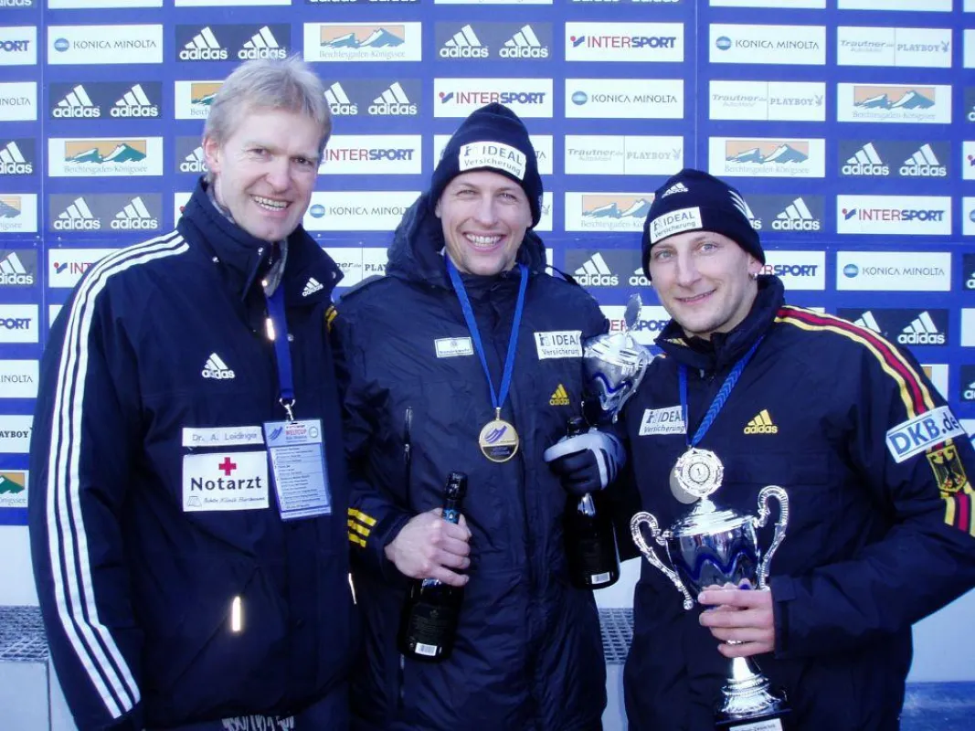 Chefarzt Dr. Leidinger mit Marc Kühne und Thomas Florschütz, Weltcup-Sieger im Zweierbob (10.01.2009)