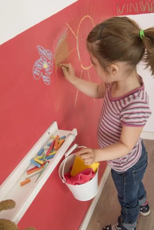Kinderzimmerwände zur Tafel machen mit Jansens neuer Aqua Wandtafelfarbe.