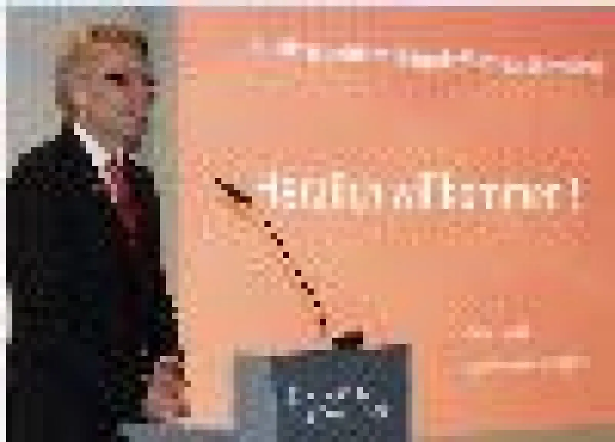 Peter Heckl, stv. Vorstandsmitglied, stimmt die 50 Unternehmerinnen und Unternehmer auf das Seminar