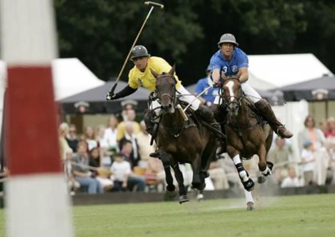 Alexander Schwarz, mehrfacher Deutscher Meister (links), wird die Polo Open Timmendorfer Strand presented by Columbia Hotels & Resorts fachkundig kommentieren.