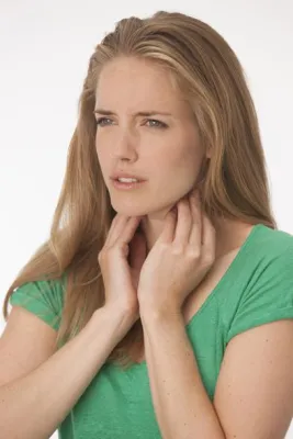 Bild: Halstabletten mit Hyaluronsäure helfen bei heuschnupfenbedingten Halsbeschwerden