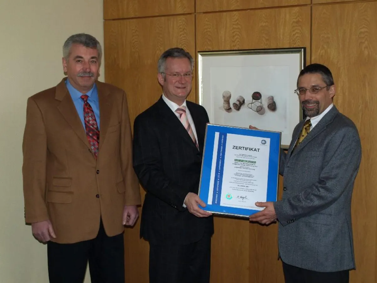Übergabe der Zertifizierungsurkunde an die Schneider Geschäftsführer durch Dr. Trebert-Haeberlin vom FPQS (rechts)