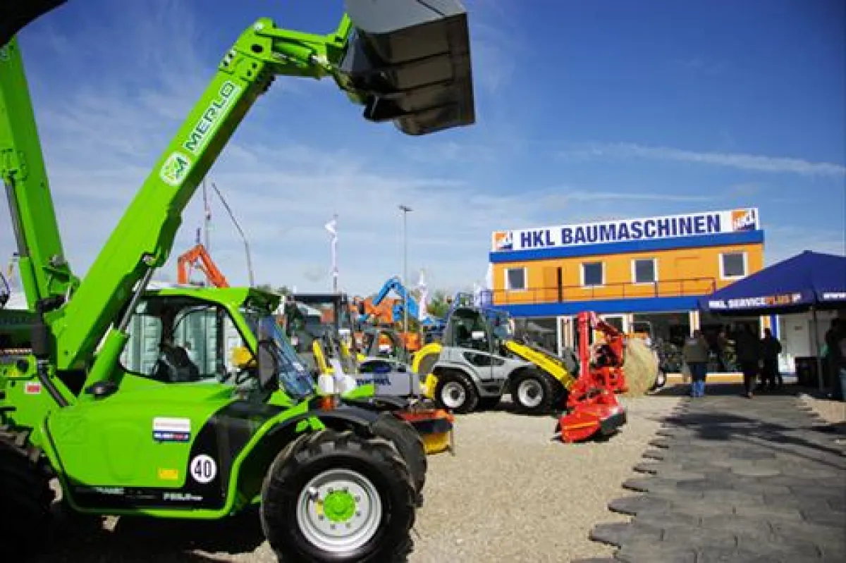 HKL BAUMASCHINEN präsentiert sich mit zwei Ständen und großem Vorführareal auf der NordBau 2010.