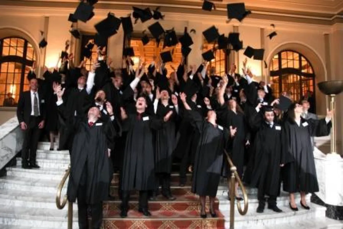 MBA Absolventen vom RheinahrCampus lassen ihre Hüte fliegen