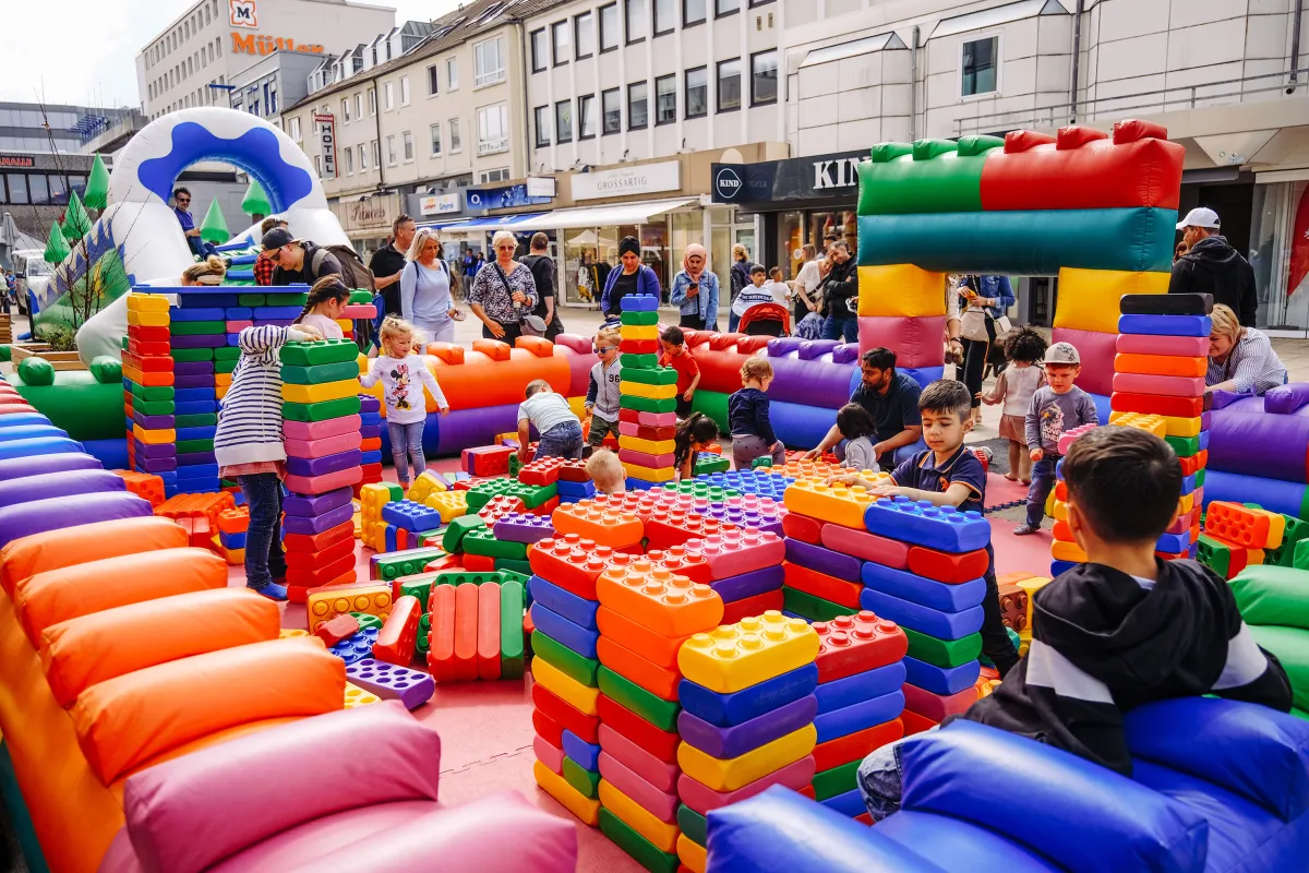 Kunterbunter Kindersamstag 2022 in der Wolfsburger Innenstadt (© WMG Wolfsburg, Foto: Janina Snatzke)
