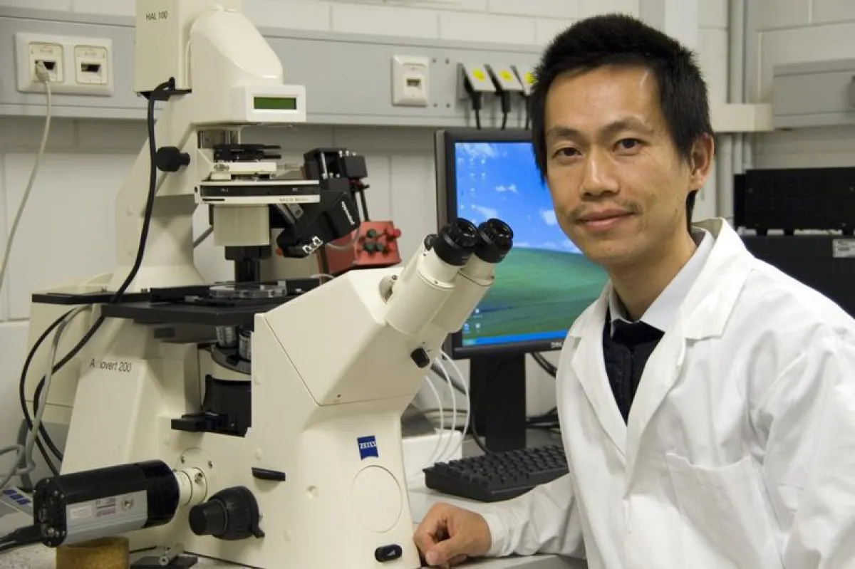 Dr. Chusen Huangvon der Shanghai Normal University forscht an Sondenmolekülen. (Foto: Jacobs University)