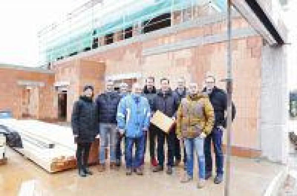 Vertreter des Ingenieurbüro Kopp, der Gemeinde und des Ziegelwerkes Wenzel beim Hainburger Kita-Richtfest (Foto: Unipor, München).