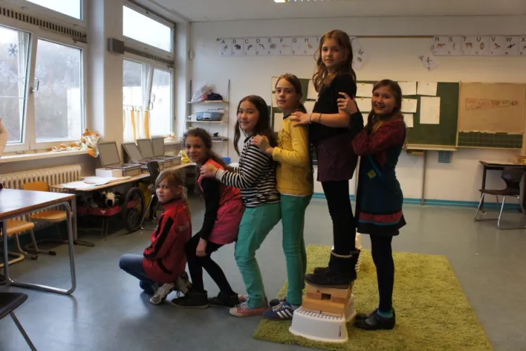 Bild: Klasse für alle - Berliner Grundschüler bauen jahrgangsübergreifenden Unterrichtsraum mit Lernhäuschen