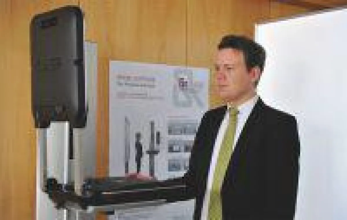 Landrat Harald Sievers testet die neue Speed Capture Station im Bürgerbüro Ravensburg