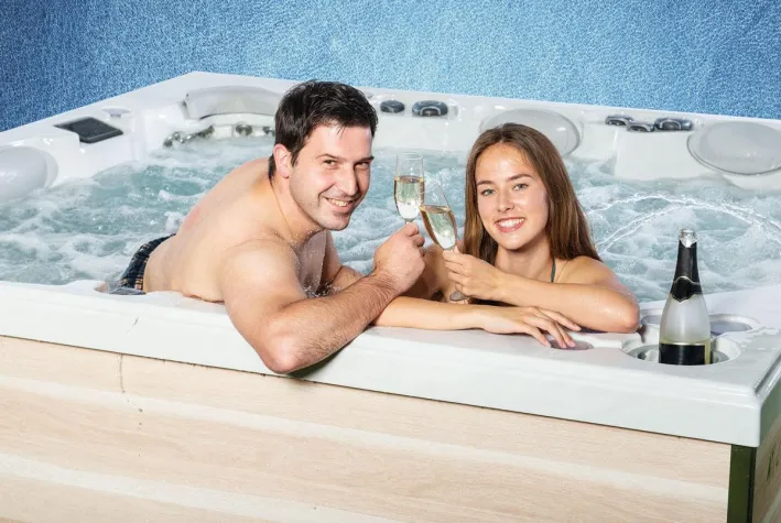 Bild: Whirlpools World verlost Whirlpool für einen guten Zweck