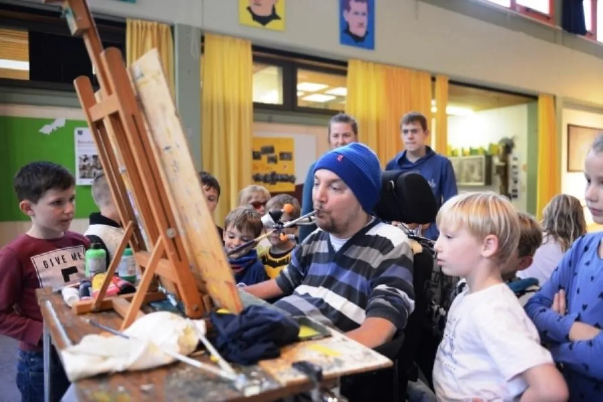 Voller Staunen schauen die Kinder der Integrativen Ferienfreizeit dem Maler Lars Höllerer zu