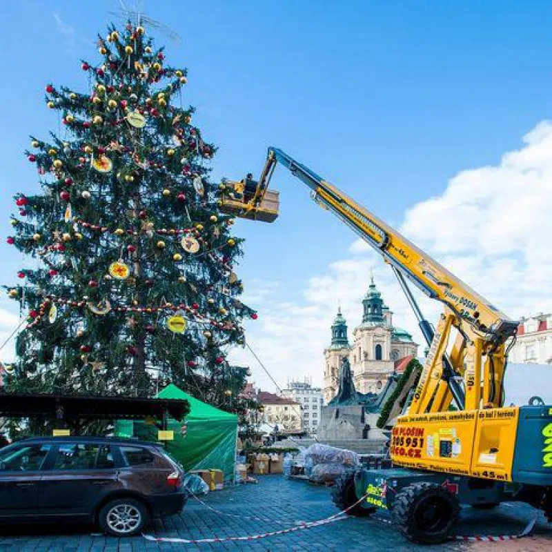 Ersteinsatz für besonderen Anlass: Aufstellen und Schmücken eines Weihnachtsbaumes in Prag