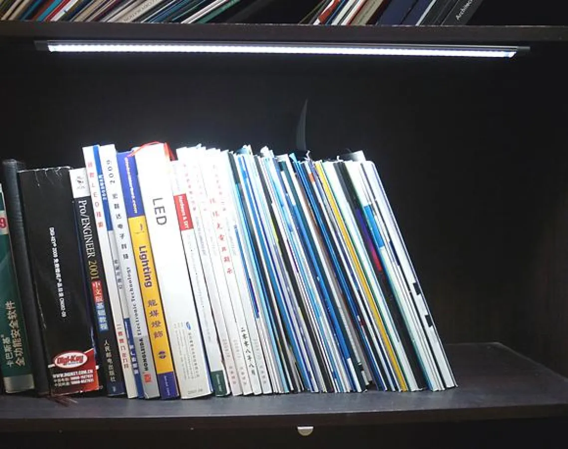 Die kleine Lichtleiste strahlt intensiv bis ca. 5 Meter Raumtiefe