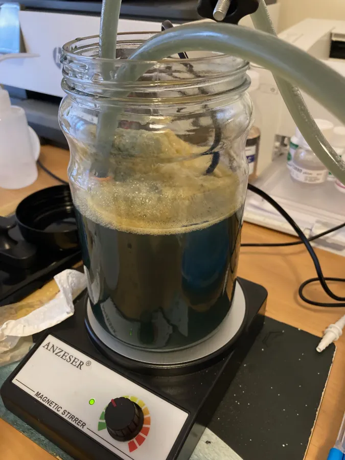 Elektrokoagulation Vorlage auf Magnetrührer - Laborversuch (© Bioway Consulting Ltd)