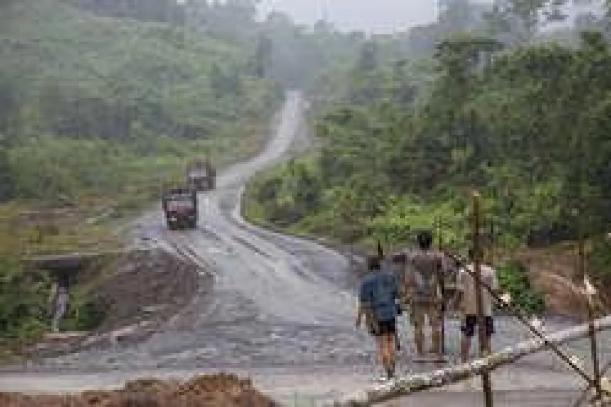 Die Penan haben bereits mehrmals Straßenblockaden errichtet um die Zerstörung ihres Waldes zu stoppen. © Survival 2009
