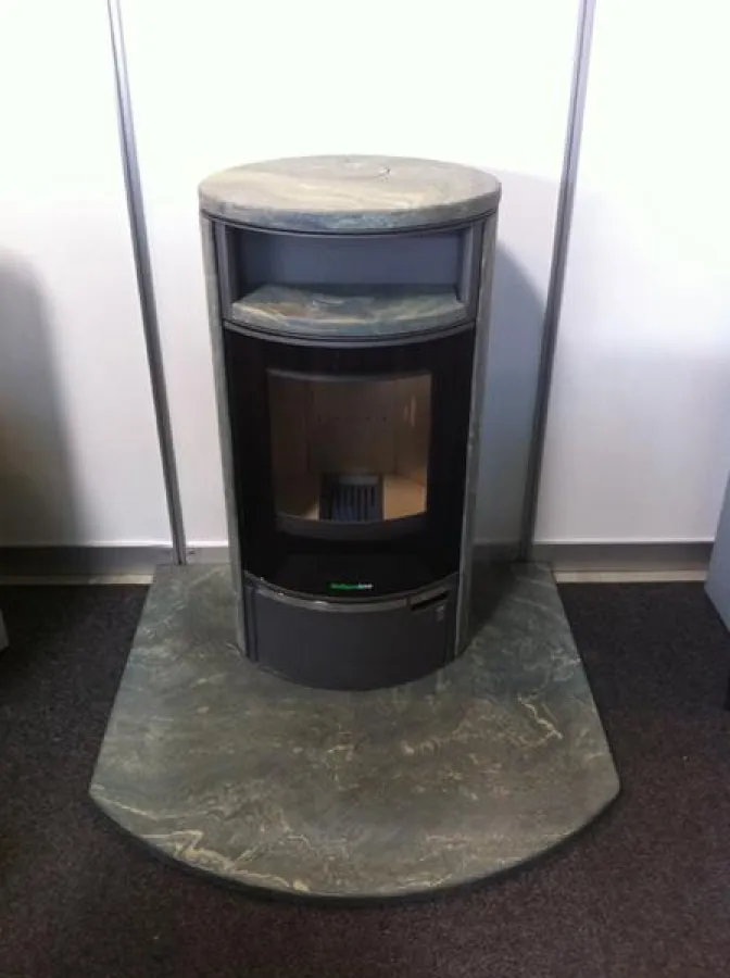 Ofen mit Uniqueline Natursteinverkleidung und Funkenschutzplatte