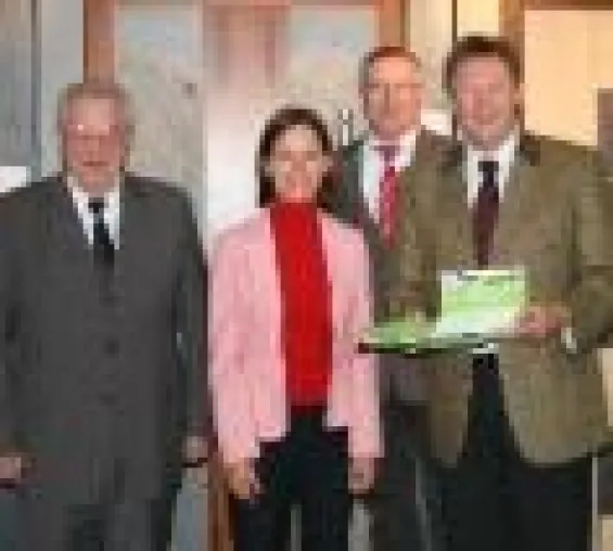 Regionalmarketing Oberpfalz begrüßt die Firma VARIOTEC aus Neumarkt als 200. Mitglied Bild: Regionalmarketing Oberpfalz begrüßt die Firma VARIOTEC aus Neumarkt als 200. Mitglied