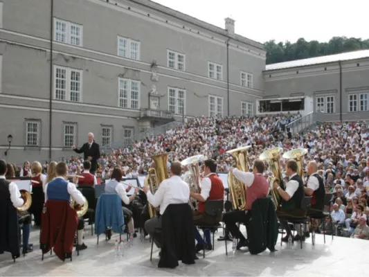 Bild: Sonderkonzert der Wiener Philharmoniker mit jungen Blasmusiktalenten auf dem Salzburger Domplatz