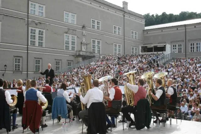 Bild: Sonderkonzert der Wiener Philharmoniker mit jungen Blasmusiktalenten auf dem Salzburger Domplatz
