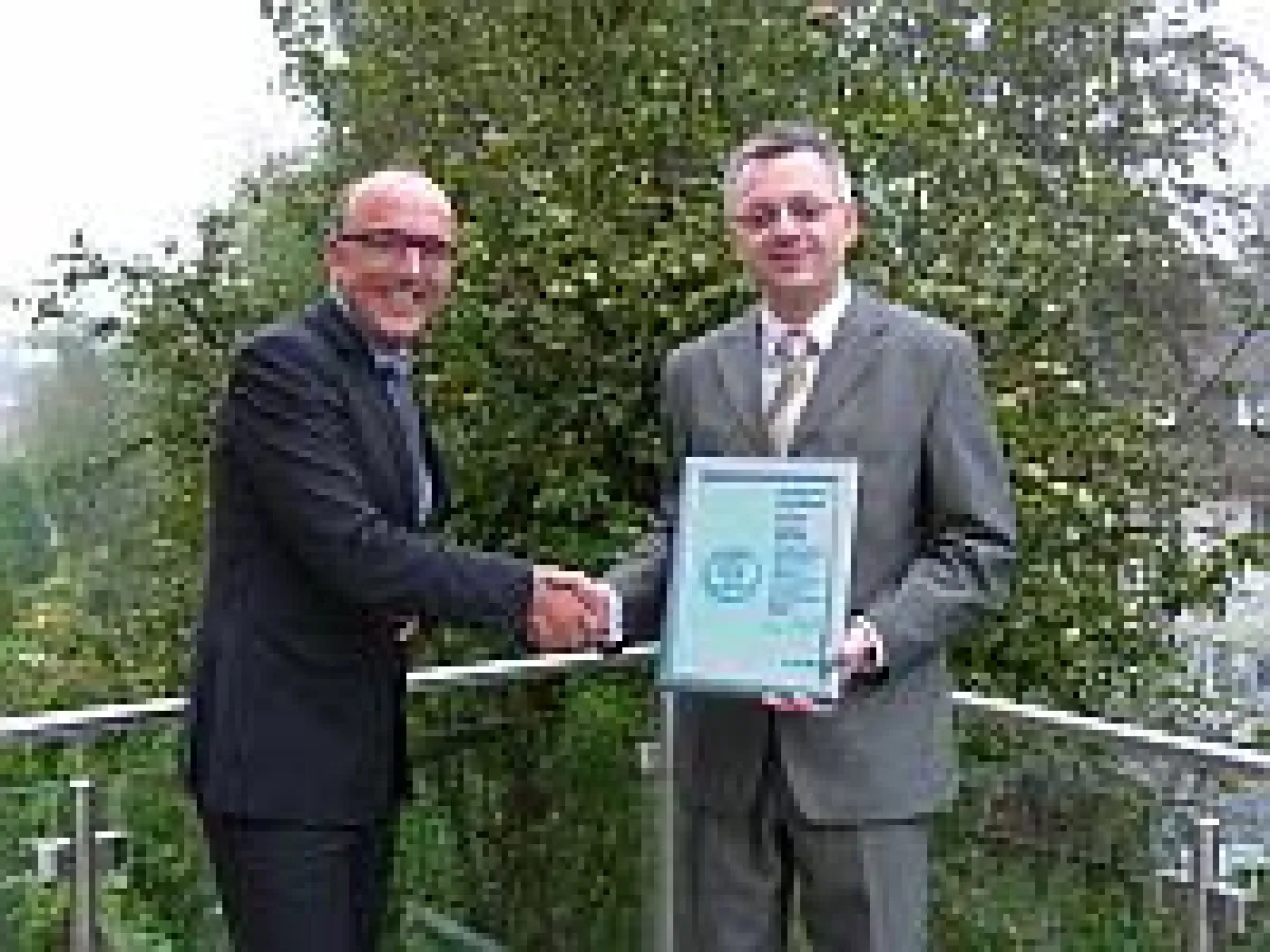 Übergabe der Urkunde durch Andreas Radke von Creditreform Hagen an Thilo Richter.