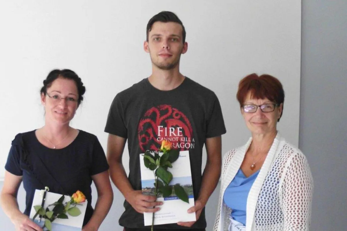 Regina Hofmann freut sich mit Steffi Köpke und Daniel Kurzenberg bei der Zeugnisübergabe