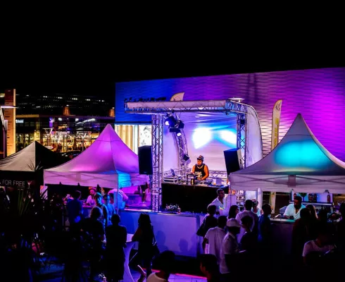 Bild: GEMCO errichtet den DJ Tower für das Late Night Shopping in Metzingen
